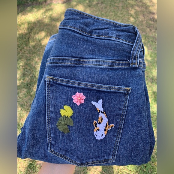 Hand embroidered koi fish Universal Thread jeans - Picture 1 of 9